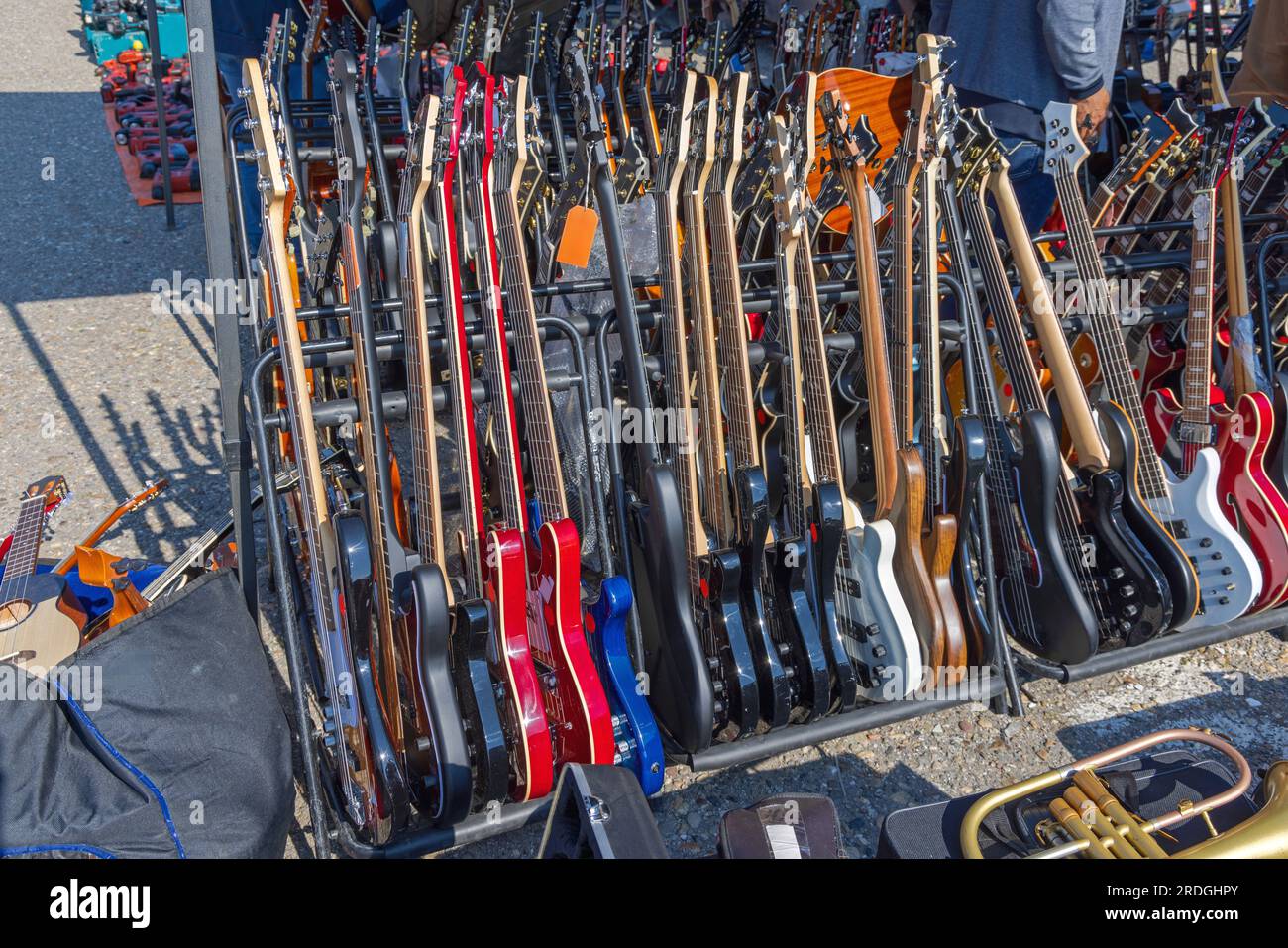 Guitares électriques à vendre chez Flea Market Music instruments Stand Banque D'Images