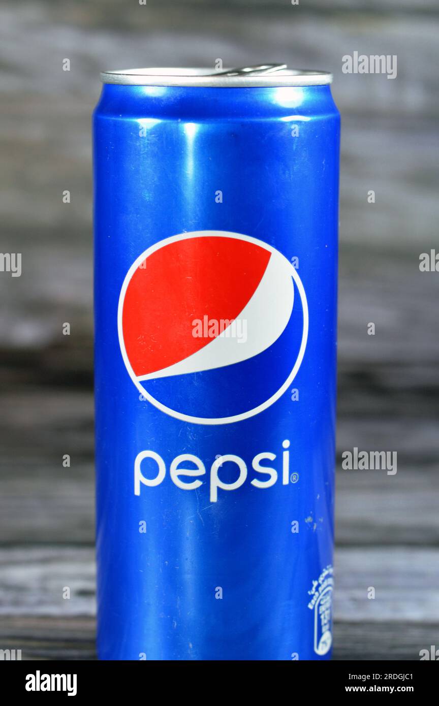 Le Caire, Égypte, juin 24 2023 : Pepsi CAN, une bouteille en plastique à saveur de Cola, une boisson gazeuse fabriquée par PepsiCo. Créé et développé à l'origine Banque D'Images