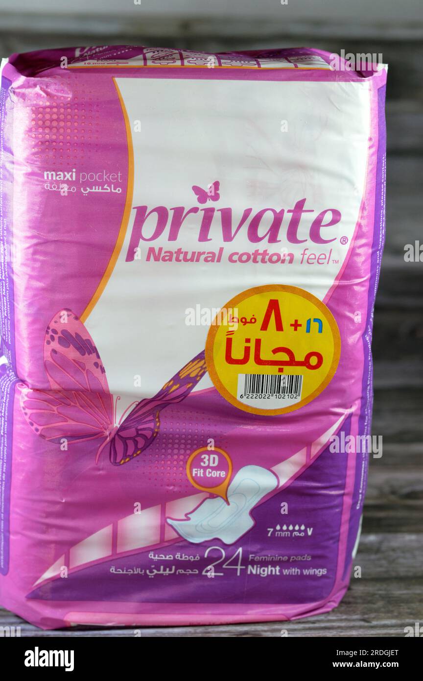 Le Caire, Egypte, juillet 15 2023 : maxi nuit privée avec Wings Pack, sensation de coton naturel, fraîcheur toute la journée, pantyliners culotte liner coussinets féminins, beauté et Banque D'Images