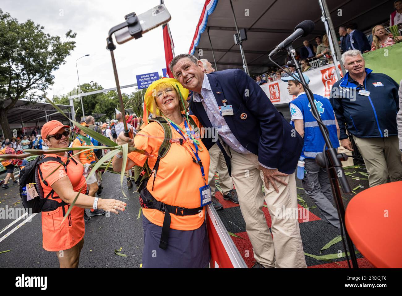 NIJMEGEN - les randonneurs prennent une photo avec le leader de mars Henny Sackers sur la via Gladiola pendant le dernier jour des Marche des quatre jours de Nijmegen. ANP ROB ENGELAAR pays-bas Out - belgique Out Banque D'Images