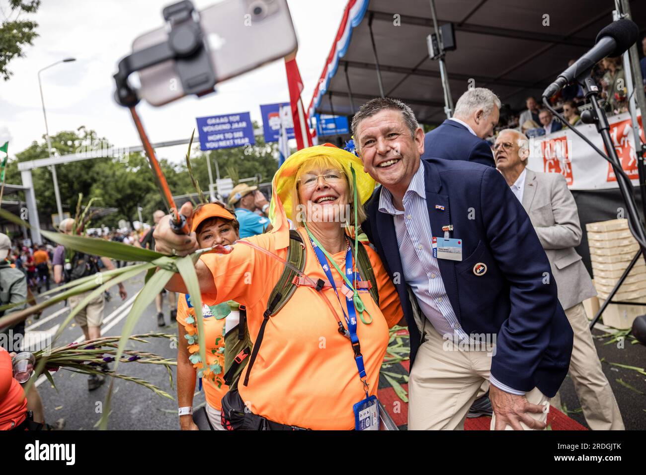 NIJMEGEN - les randonneurs prennent une photo avec le leader de mars Henny Sackers sur la via Gladiola pendant le dernier jour des Marche des quatre jours de Nijmegen. ANP ROB ENGELAAR pays-bas Out - belgique Out Banque D'Images