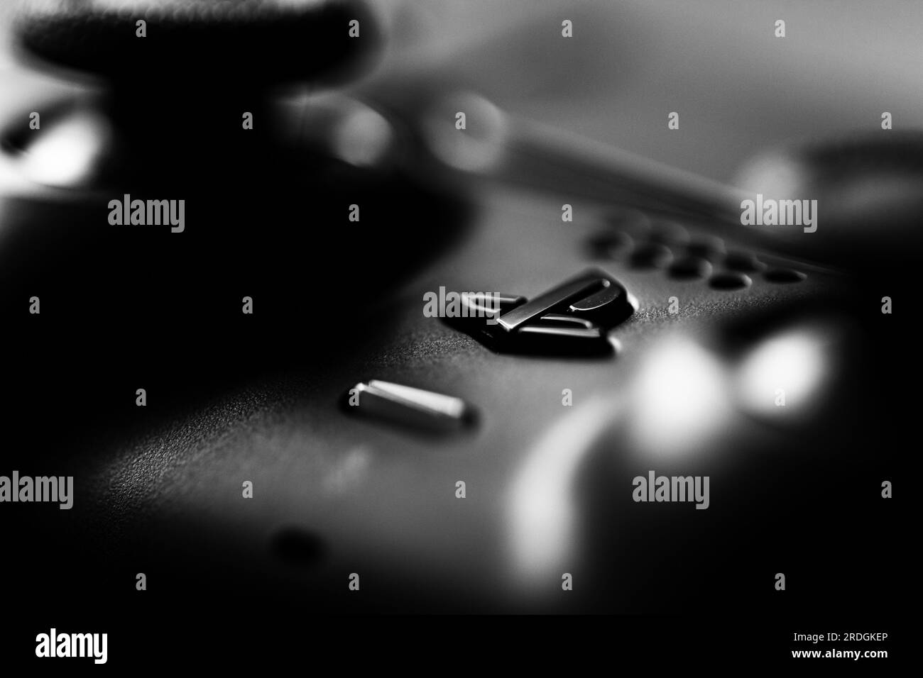 Brecht, Belgique - 14 juillet 2023 : un portrait en noir et blanc du logo playstation 5 et des joysticks et du pavé tactile d'une vidéo PS5 officielle Banque D'Images