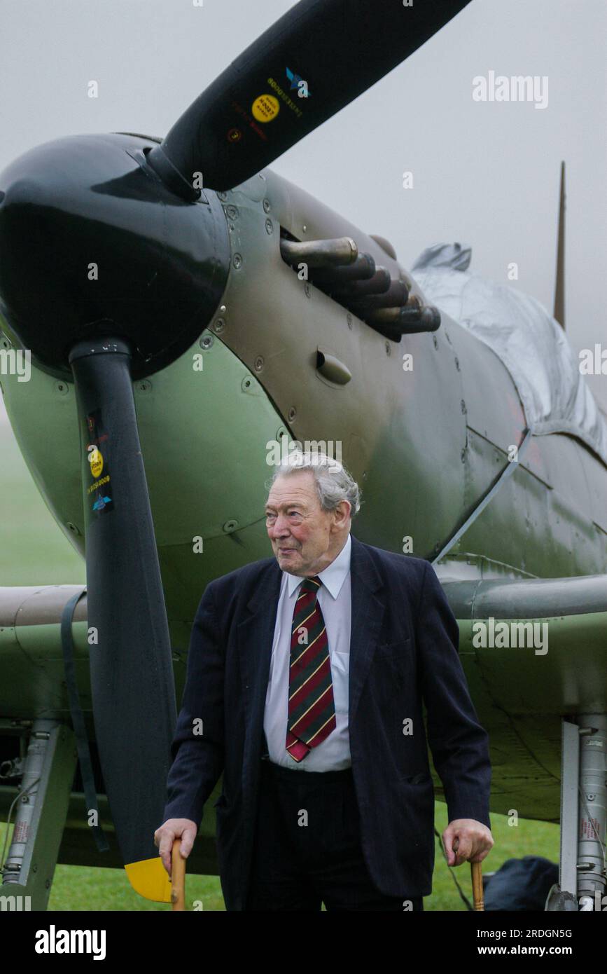 Vétéran de la Seconde Guerre mondiale visitant un spectacle aérien à l'Imperial War Museum Duxford, Royaume-Uni. Avec Spitfire Banque D'Images