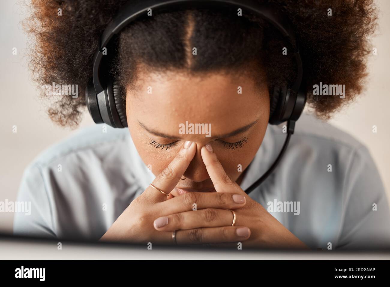 Femme, mal de tête et centre d'appels au bureau avec douleur, casque ou  micro pour crm avec fatigue. Fille africaine, service à la clientèle et  burnout avec stress Photo Stock - Alamy