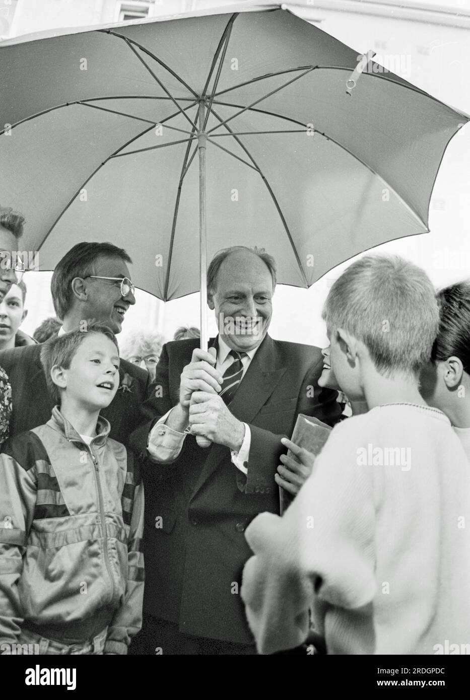 Clairement amusé par les commentaires des jeunes, le leader du Parti travailliste Neil Kinnock visite les appartements de Pottery Quay à Devonport ; Plymouth en juillet 1991. Ombrage Banque D'Images