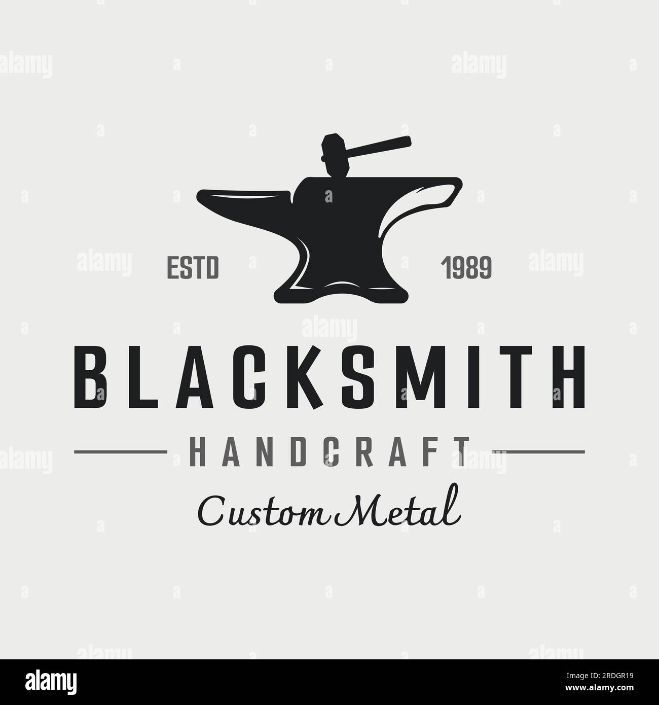 Travail d'enclume de forgeron antique. Avec fond isolé de marteau et de fer à cheval.logo pour l'industrie. atelier. Illustration de Vecteur