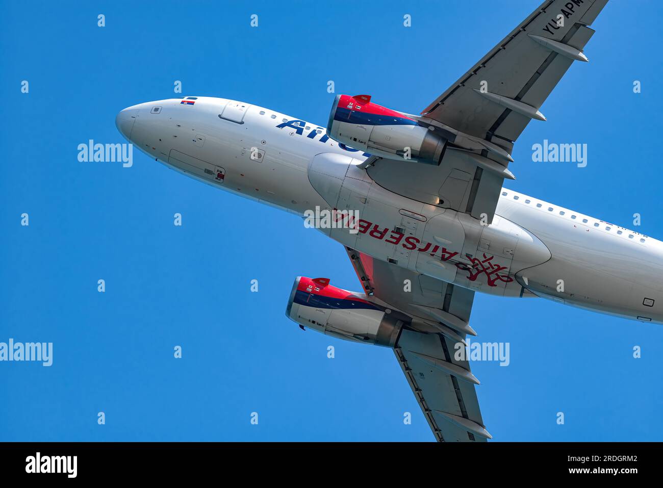 Larnaca, Chypre - 16 juillet 2023 : Airbus A319-132 (Reg. : YU-APM) de AirSERBIA Airlines Banque D'Images