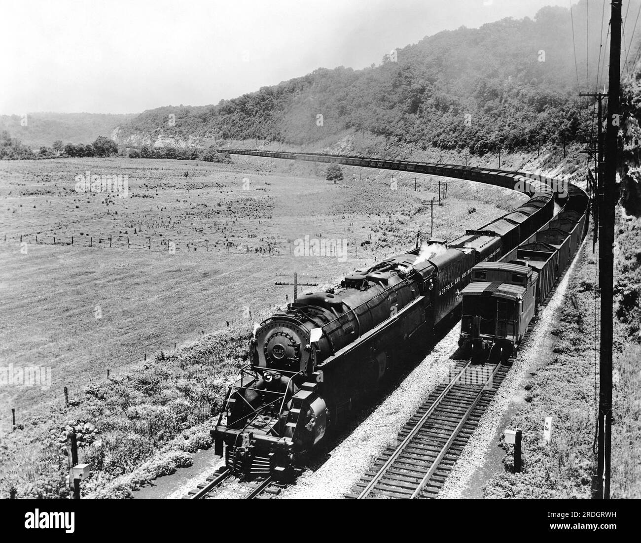 Virginie c. 1950 deux trains de charbon Norfolk et Western, l'un chargé et l'autre vide, se croisent en allant dans des directions opposées. Banque D'Images