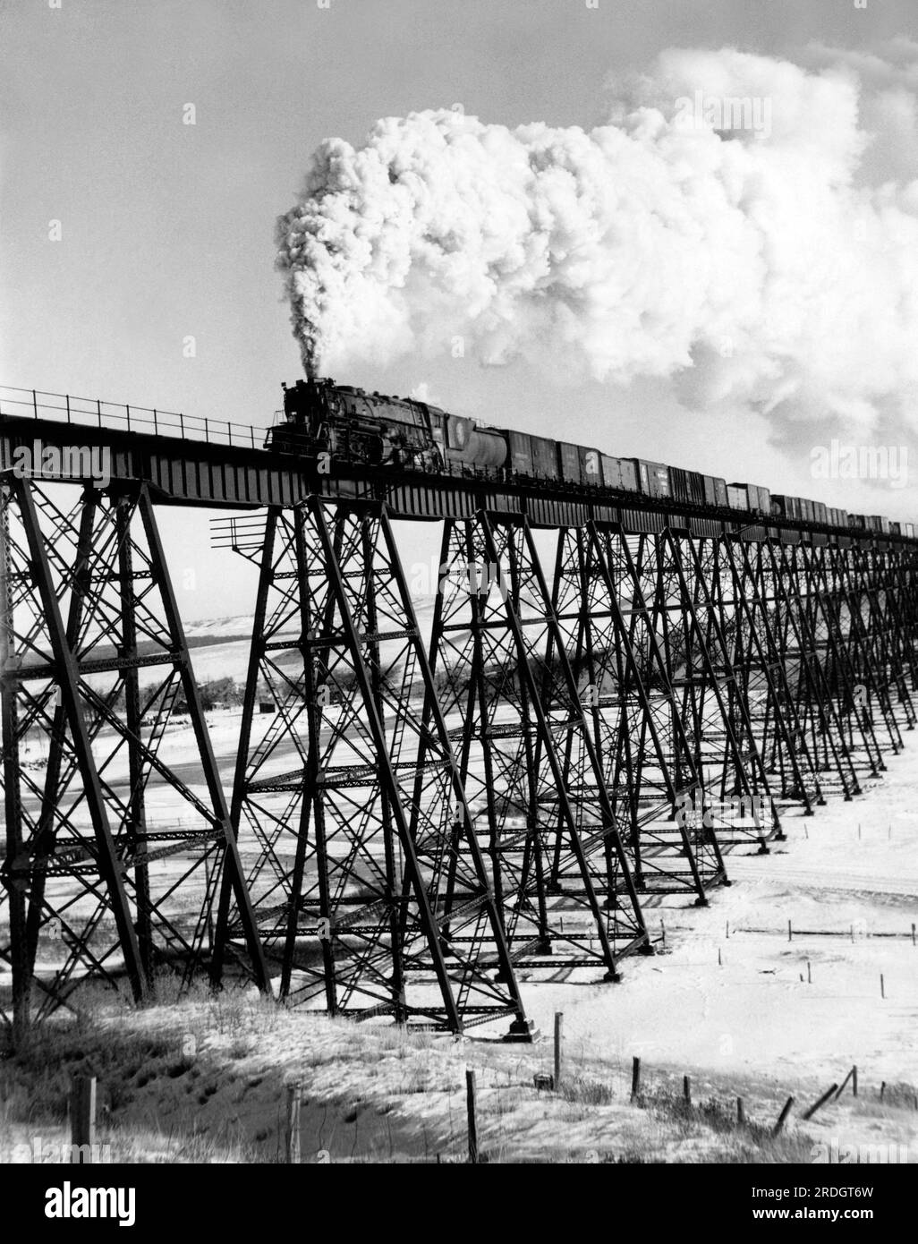 Minot, Dakota du Nord : 1940 Un train à vapeur traversant le pont Gassman Coulee à l'extérieur de Minot. Banque D'Images