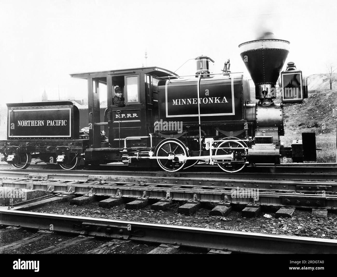 Washington : c. 1873 première locomotive à vapeur du Pacifique Nord, la Minnetonka, qui a été achetée pour construire un chemin de fer de Kalama, Washington, au nord de Tacoma sur Puget Sound. Banque D'Images