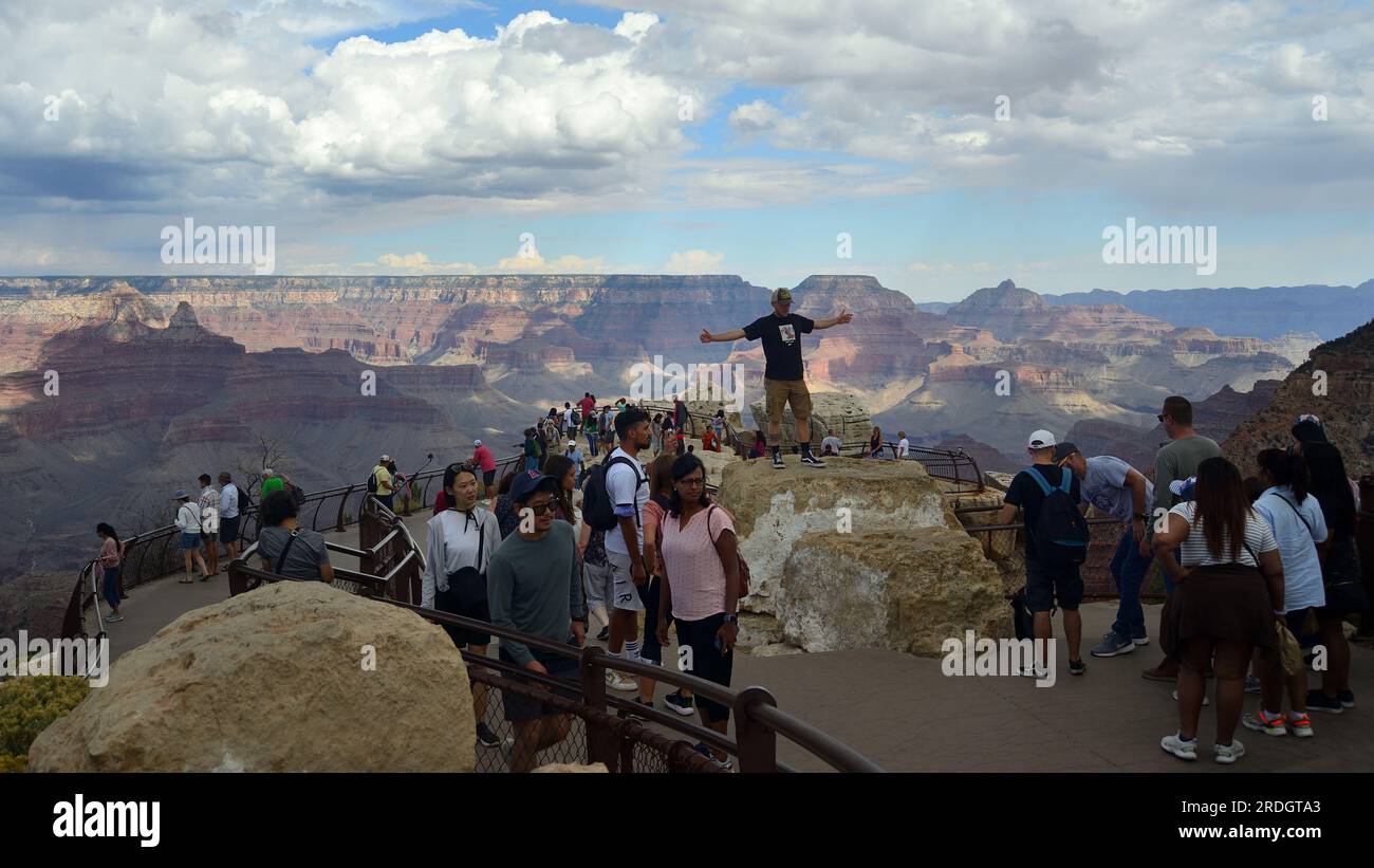 Les visiteurs enthousiastes se rassemblent à Mather point pour profiter de la vue sur le canyon - le parc national du Grand Canyon, Arizona, États-Unis Banque D'Images