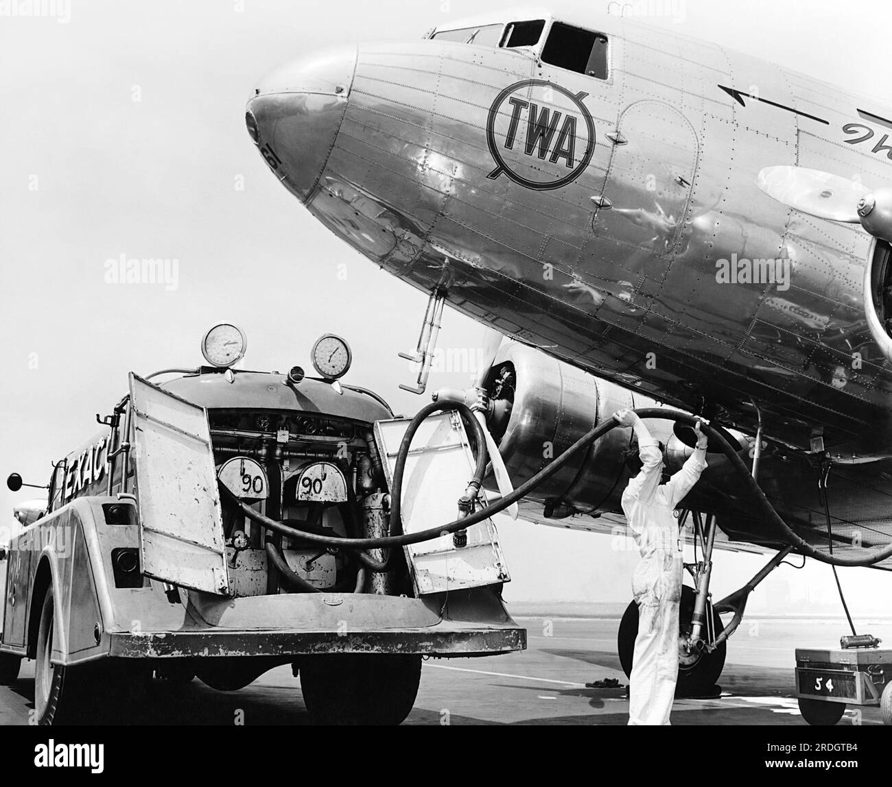 États-Unis : c. 1937 ravitaillement en carburant d'un avion de passagers TWA DC-3 avec du carburant Texaco. Banque D'Images