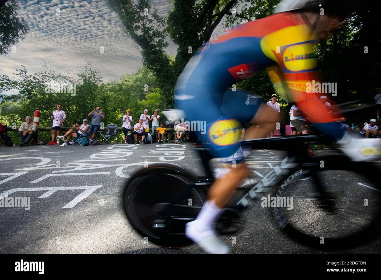 Domancy, France 18 juillet 2023 : les fans du Tour de france acclament un cycliste pendant la phase du contre-la-montre. Banque D'Images