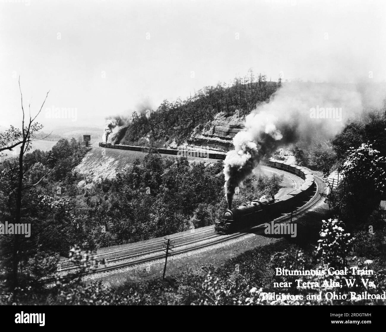 Terra Alta, Virginie-Occidentale : c. 1927 Un train à charbon bitumineux de Baltimore et Ohio avec deux moteurs dans les montagnes de Virginie-Occidentale. Banque D'Images