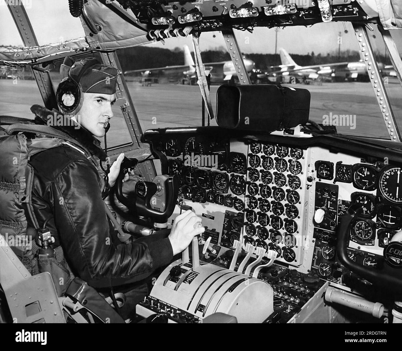 États-Unis : c. 1957 un pilote de la Force aérienne est assis aux commandes d'un avion de transport Lockheed C-130 Hercules. Banque D'Images