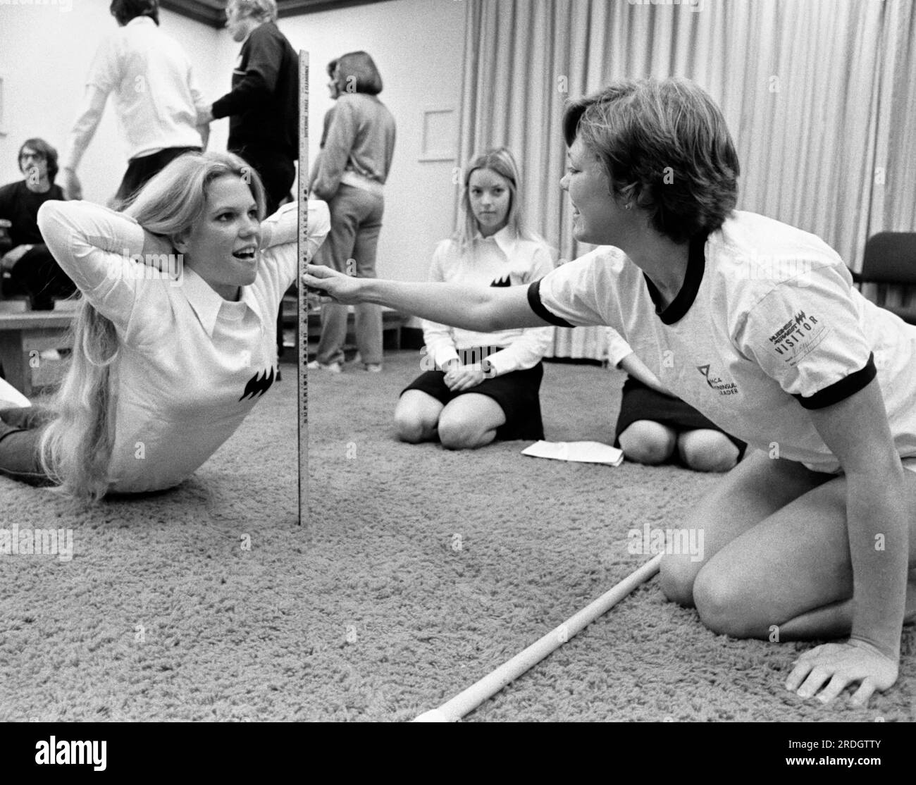 San Francisco, Californie : c. 1975 Hughes Airwest les stagiaires de l'hôtesse de l'air deviennent les premiers dans l'industrie à être certifiés physiquement en forme par le YMCA. Hughes a été vendu en 1980 à Republic Airlines, qui a ensuite été acquis par Northwest Airlines. Banque D'Images