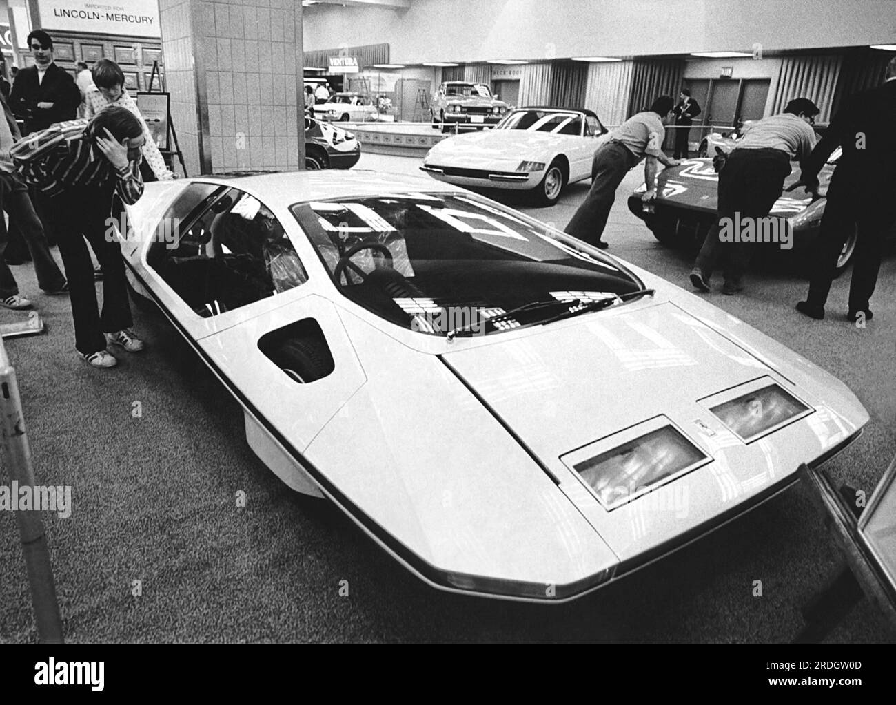 New York, New York : 31 mars 1972 des fans inspectent une Ferrari Modulo faite de composants modulaires au salon International de l'Auto. Banque D'Images
