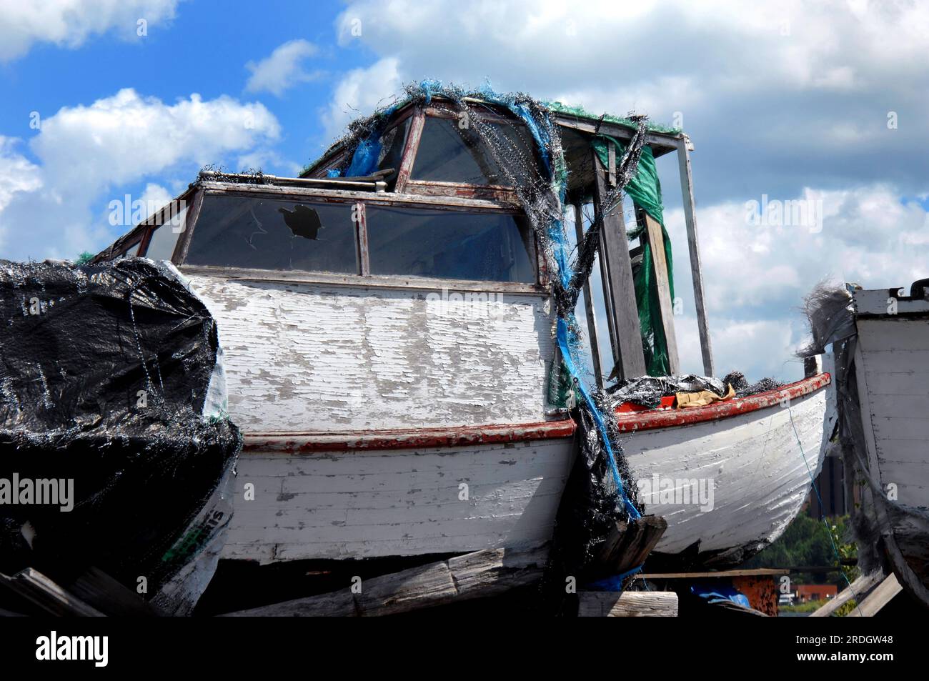 Ruines d'un vieux bateau de pêche se trouve près du lac supérieur à Ripley, Upper Peninsula, Michigan. Bateau en bois a fissuré et écaillé la peinture, fenêtre cassée et Banque D'Images