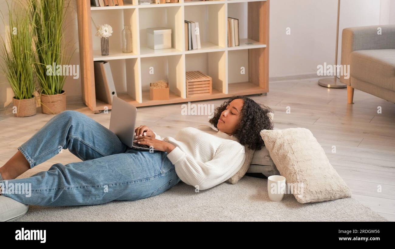 Navigation Internet ordinateur portable loisirs maison relax femme Banque D'Images