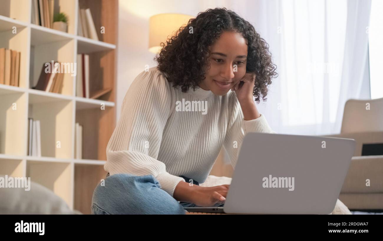 Connexion Internet travail à distance femme en ligne Banque D'Images