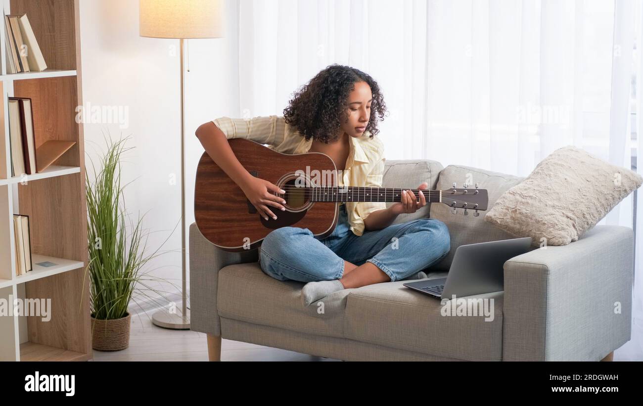 Pratique de la musique cours de guitare femelle maison d'étudiant Banque D'Images