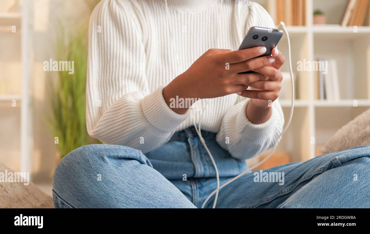 Téléphone texto Internet surf femme app home Banque D'Images