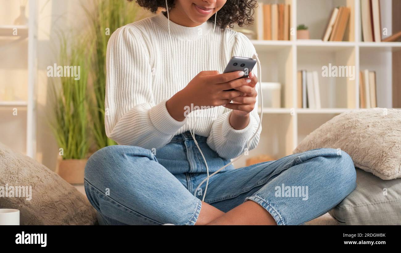 Mobile chat réseau social femme téléphone à domicile Banque D'Images