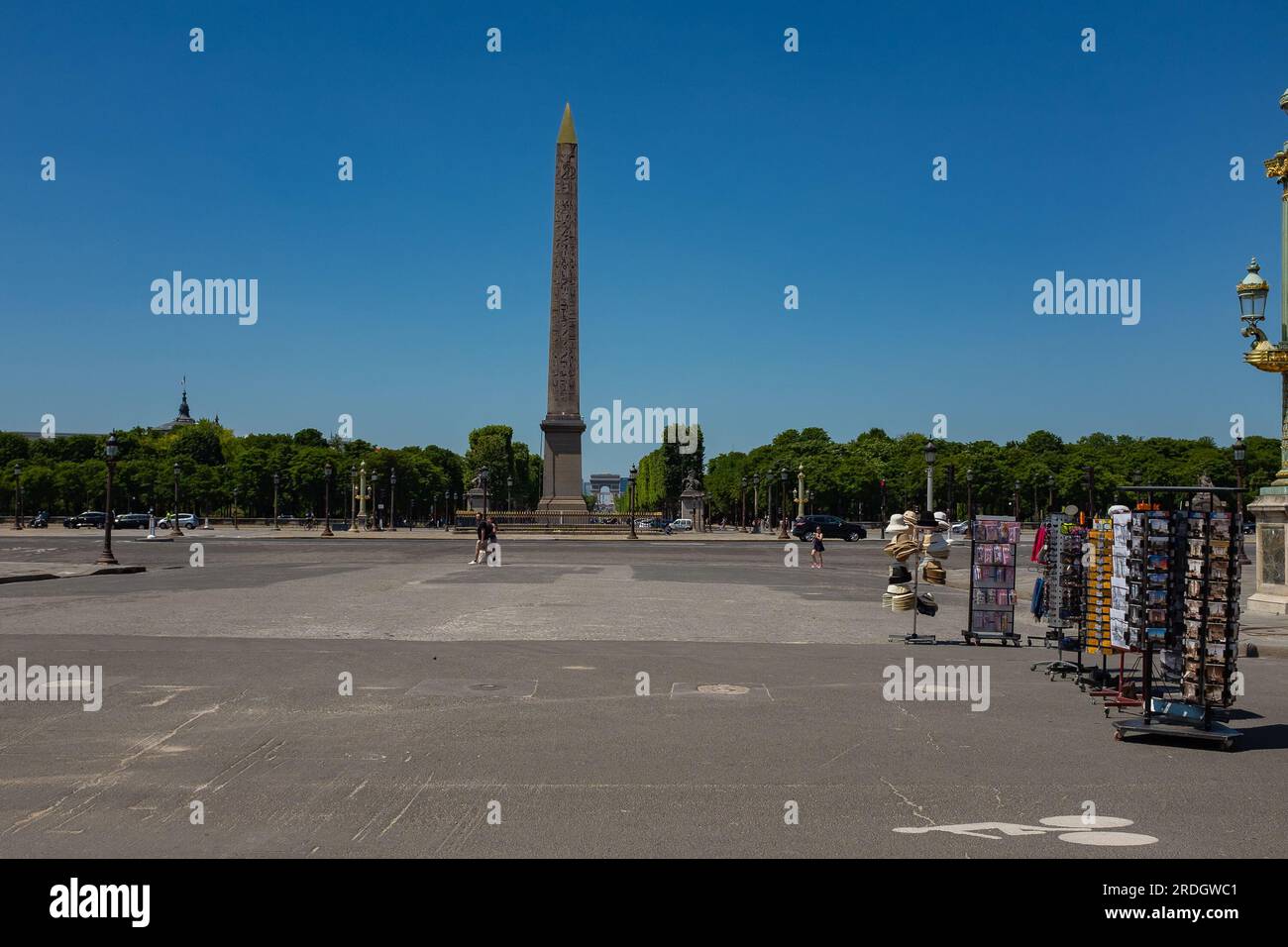 Paris, France, 2020. Place de la Concorde vide, avec une perspective de l'Obélisque de Louxor à l'Arc de Triomphe Banque D'Images