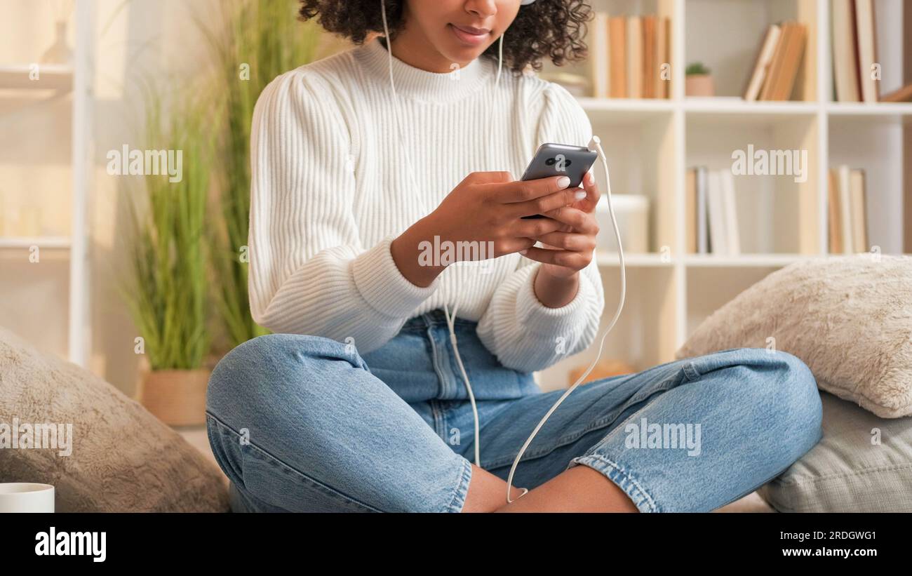 Téléphone de loisirs mobile bavardant femme messagerie à la maison Banque D'Images