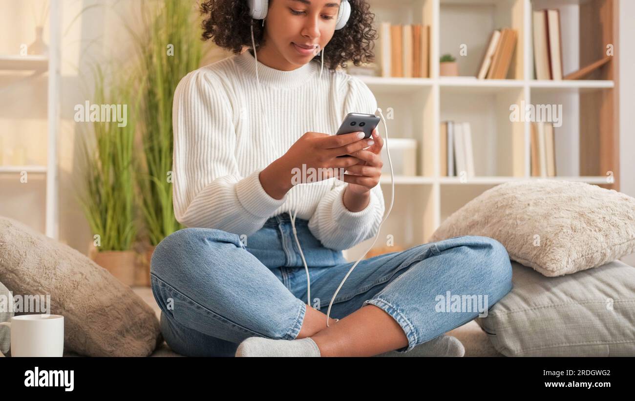 Lecteur de musique à la maison loisirs navigation Internet femme Banque D'Images