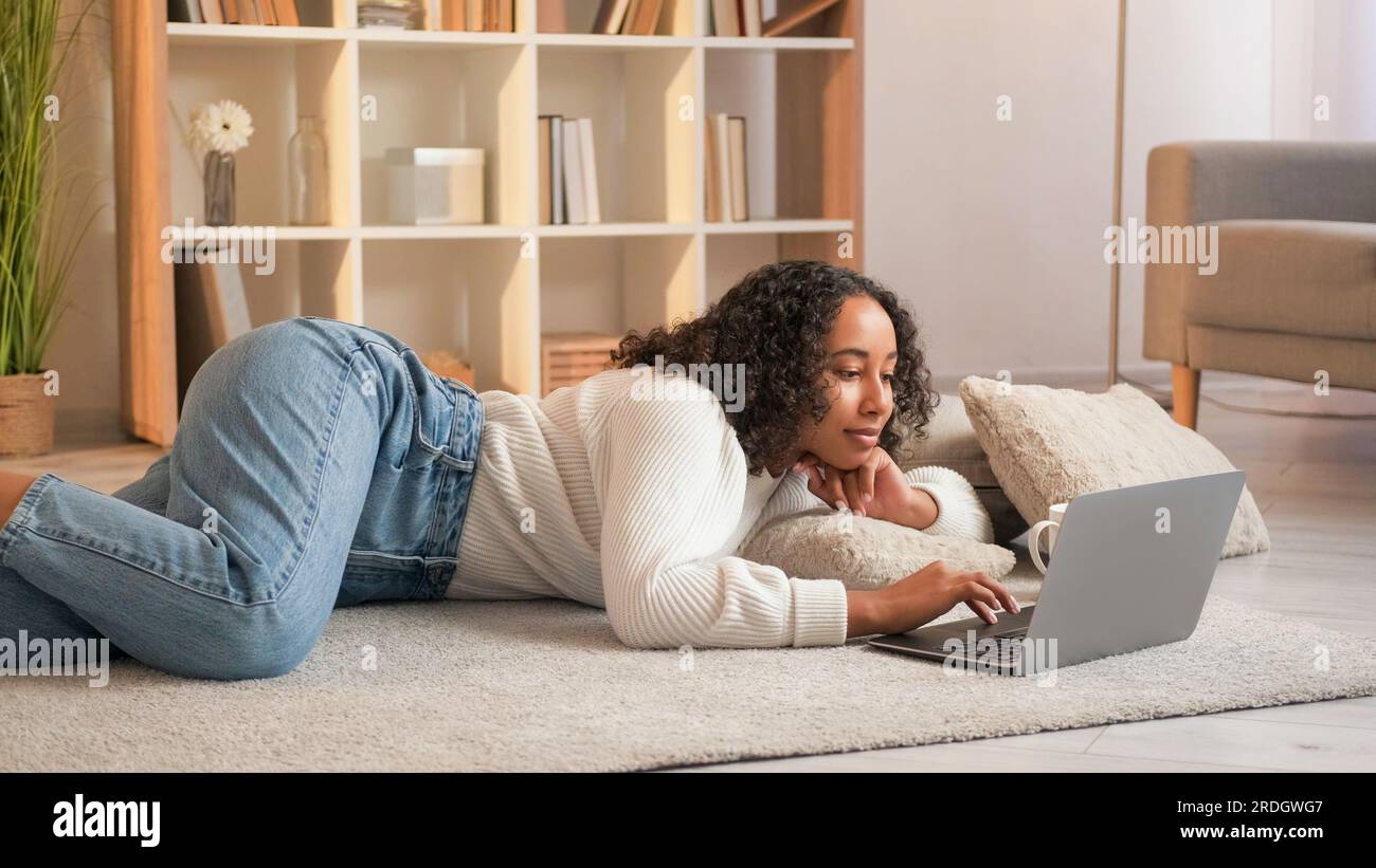 Film relaxant navigation Internet femme ordinateur portable Banque D'Images