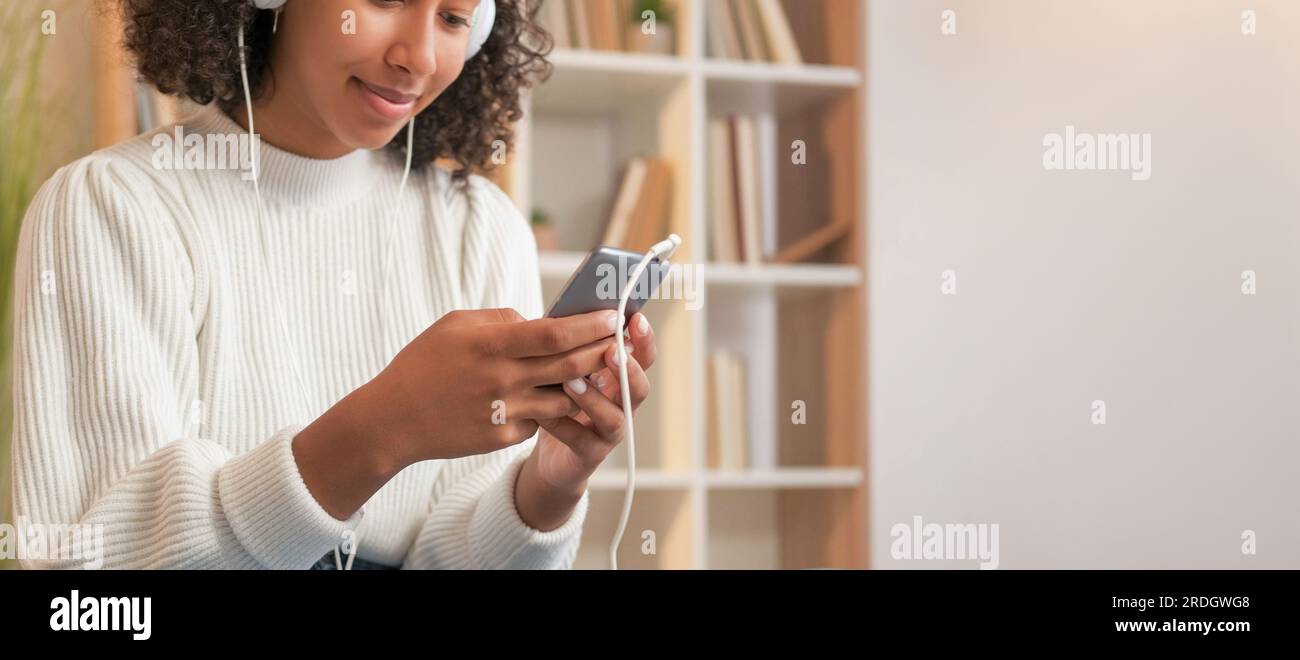 Téléphone texto Internet surf femme app home Banque D'Images