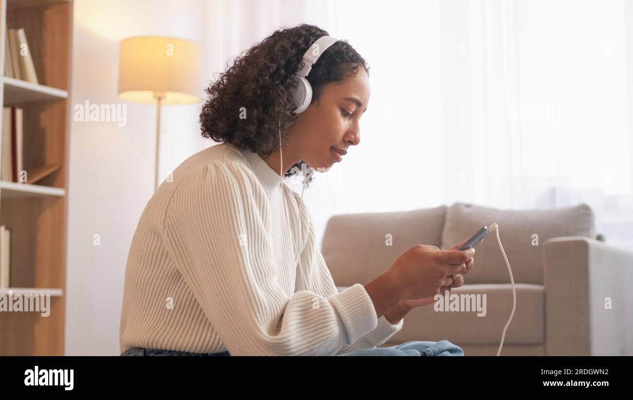 Message mobile Happy Woman connexion réseau Banque D'Images