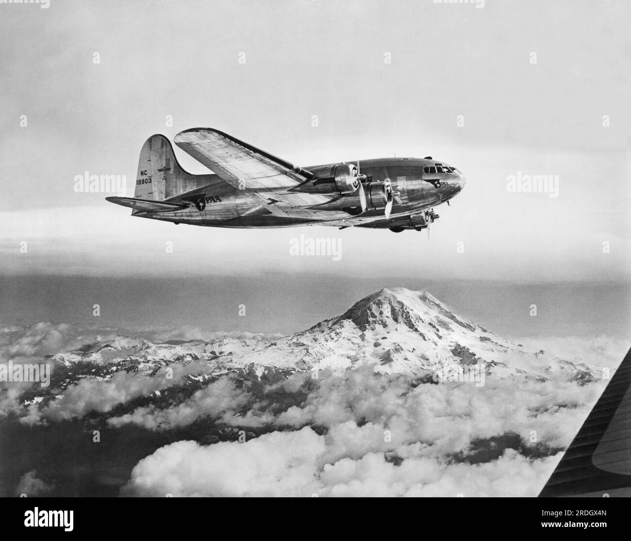 Washinton : 1940 Un Boeing 307 De la compagnie aérienne panaméricaine survolant Mt. Rainier. Banque D'Images