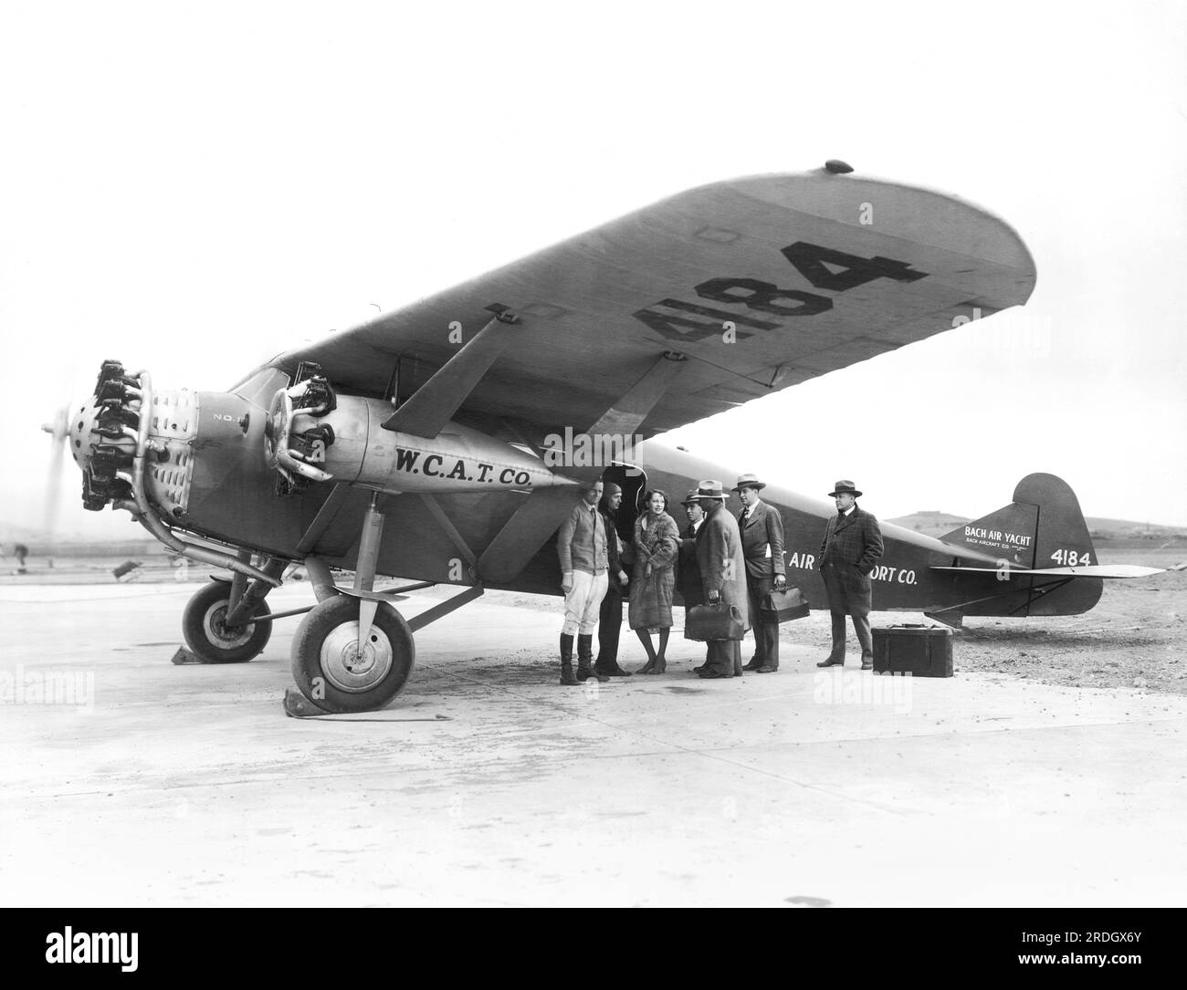 États-Unis : c. 1928 passagers se préparant à monter à bord d'un avion Bach Air Yacht avec la West Coast Air transport Company. Il a volé entre San Francisco, Portland et Seattle. Banque D'Images