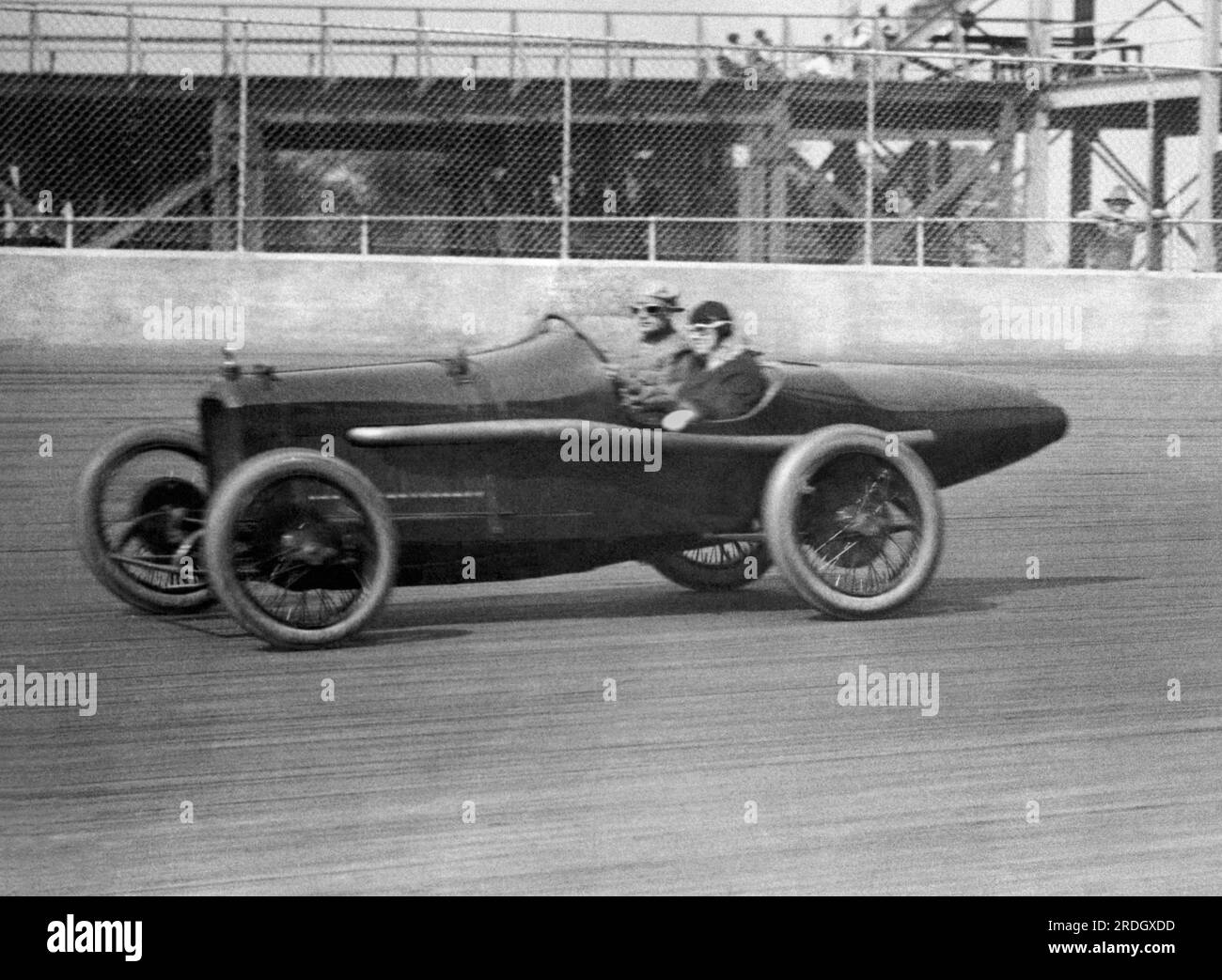 New York, New York : 30 septembre 1920 Miss Grace Leigh va à 100 km/h au Sheepshead Auto Speedway à Brooklyn. Banque D'Images