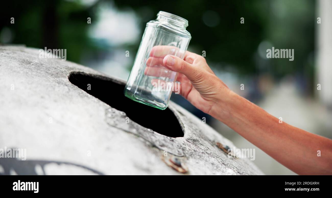 Réutilisation des déchets de verre. Recyclage des bouteilles et environnement vert Banque D'Images
