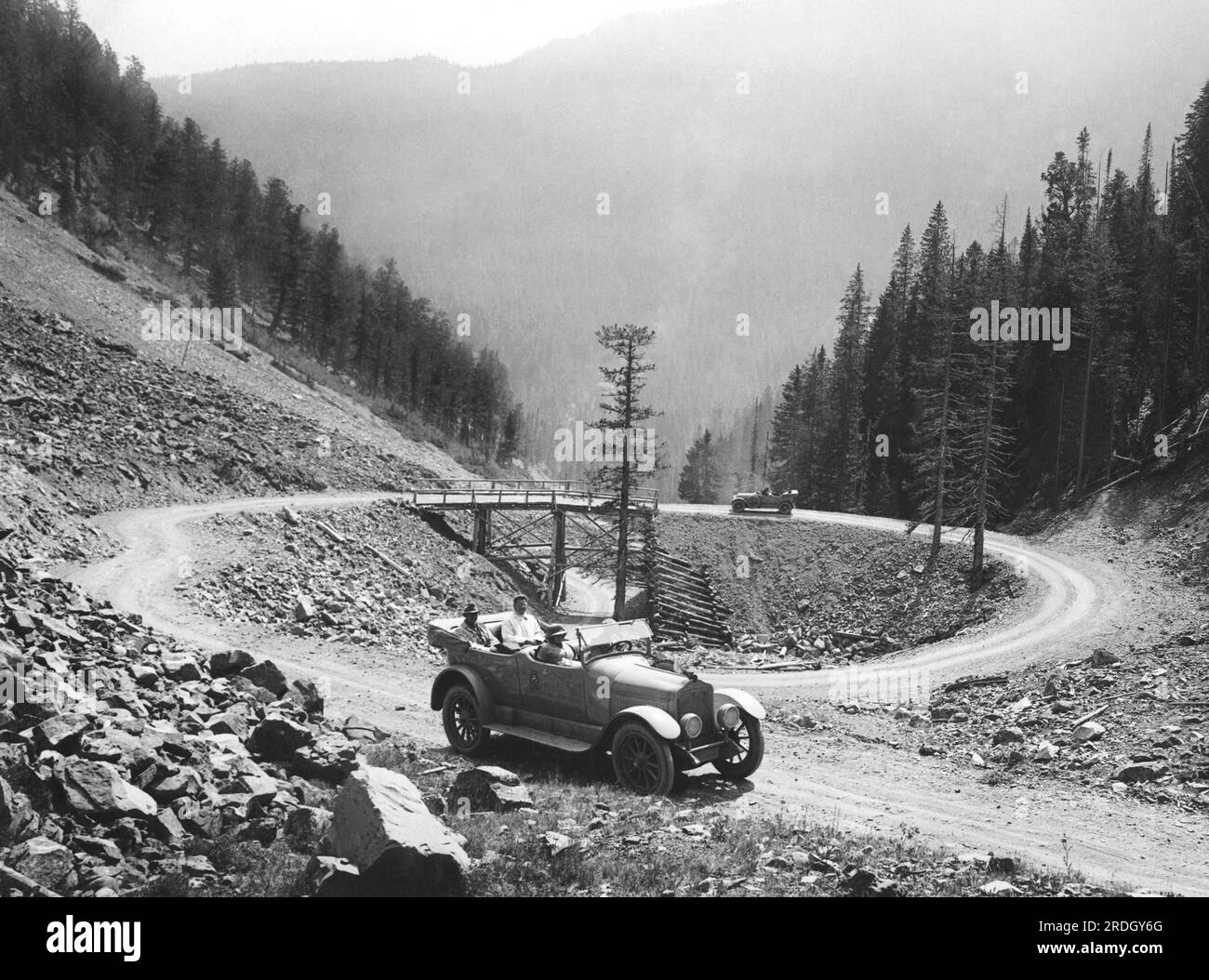 Parc national de Yellowstone, Wyoming : c. 1920 touristes sur l'une des nouvelles belles routes en construction dans le parc. Banque D'Images