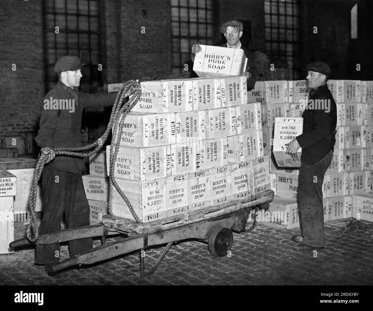 Merseyside, Angleterre 16 décembre 1938 ouvriers chargeant le Merseyside Food Ship de fournitures et de vêtements pour les femmes et les enfants d'Espagne. Le nom du navire et sa date de départ sont gardés secrets pour éviter qu'il ne soit intercepté en cours de route par les nationalistes. Banque D'Images