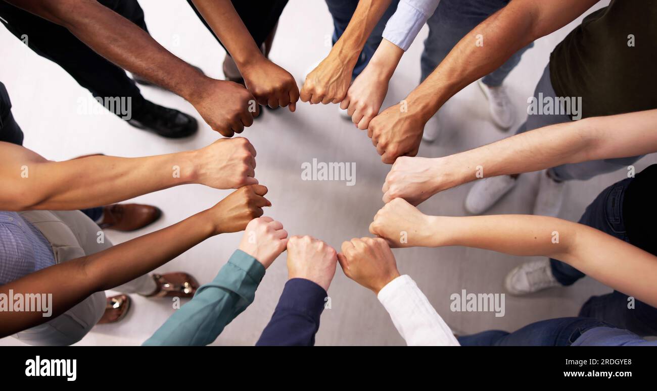 Les mains de l'équipe en cercle. Esprit d'égalité raciale Banque D'Images