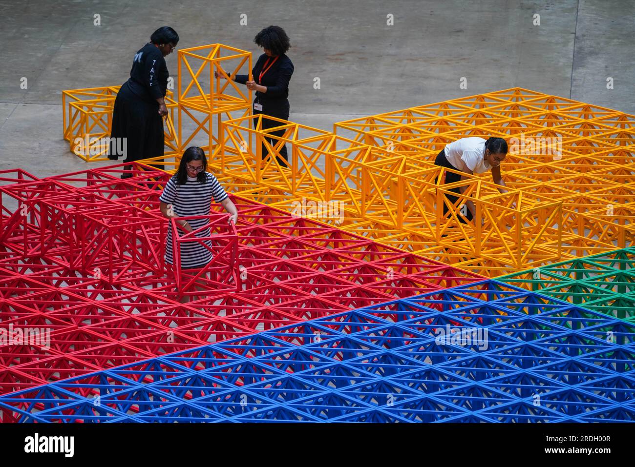 Rasheed Composing Londres Royaume-Uni. 21 juillet 2023 Zero to Infinity, grande sculpture ...