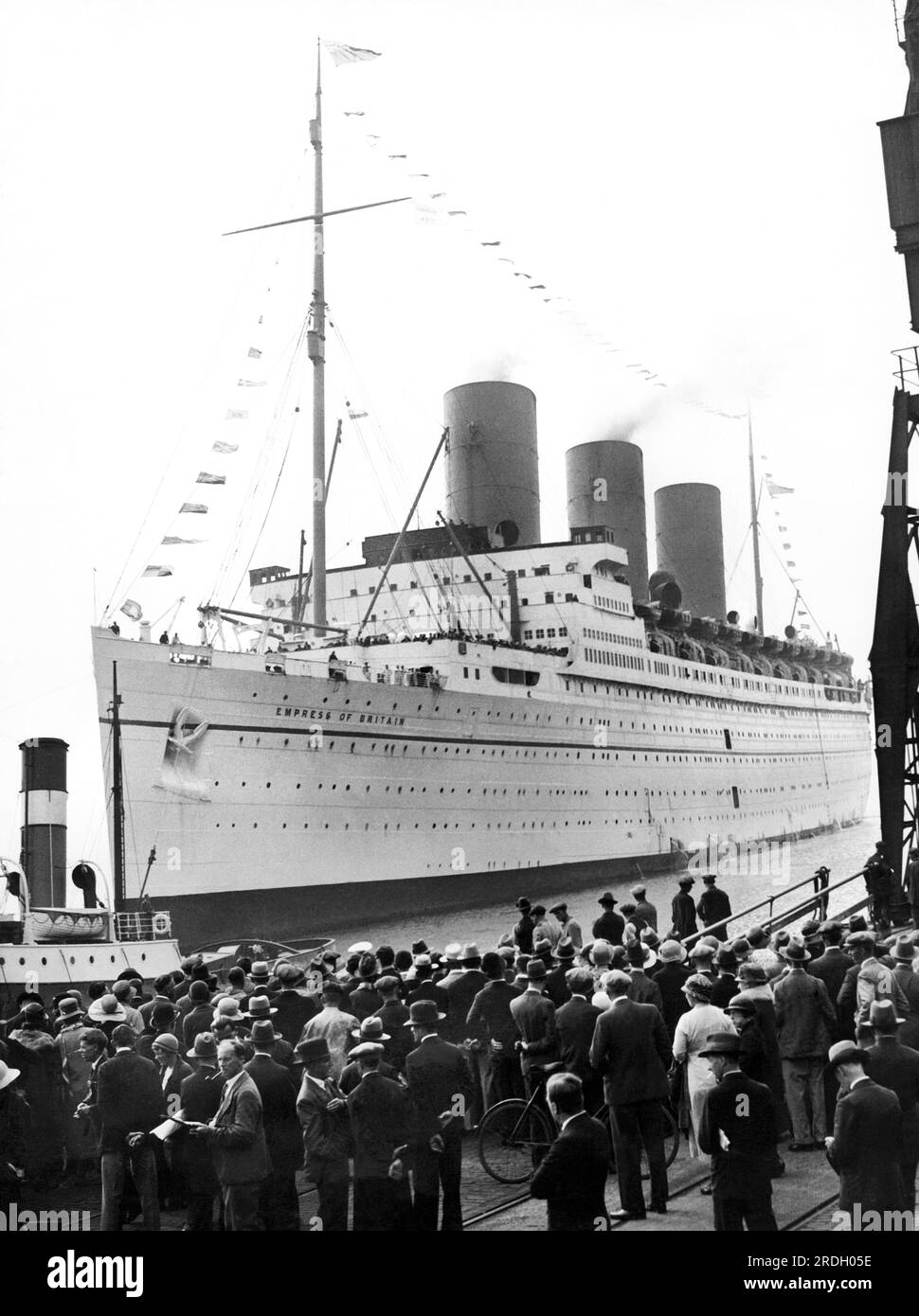 Southhampton, Angleterre : le 26 août 1932 des foules ramènent à quai alors que l'« Empress of Britain » arrive avec les délégués de la Conférence d'Ottawa à bord. Banque D'Images