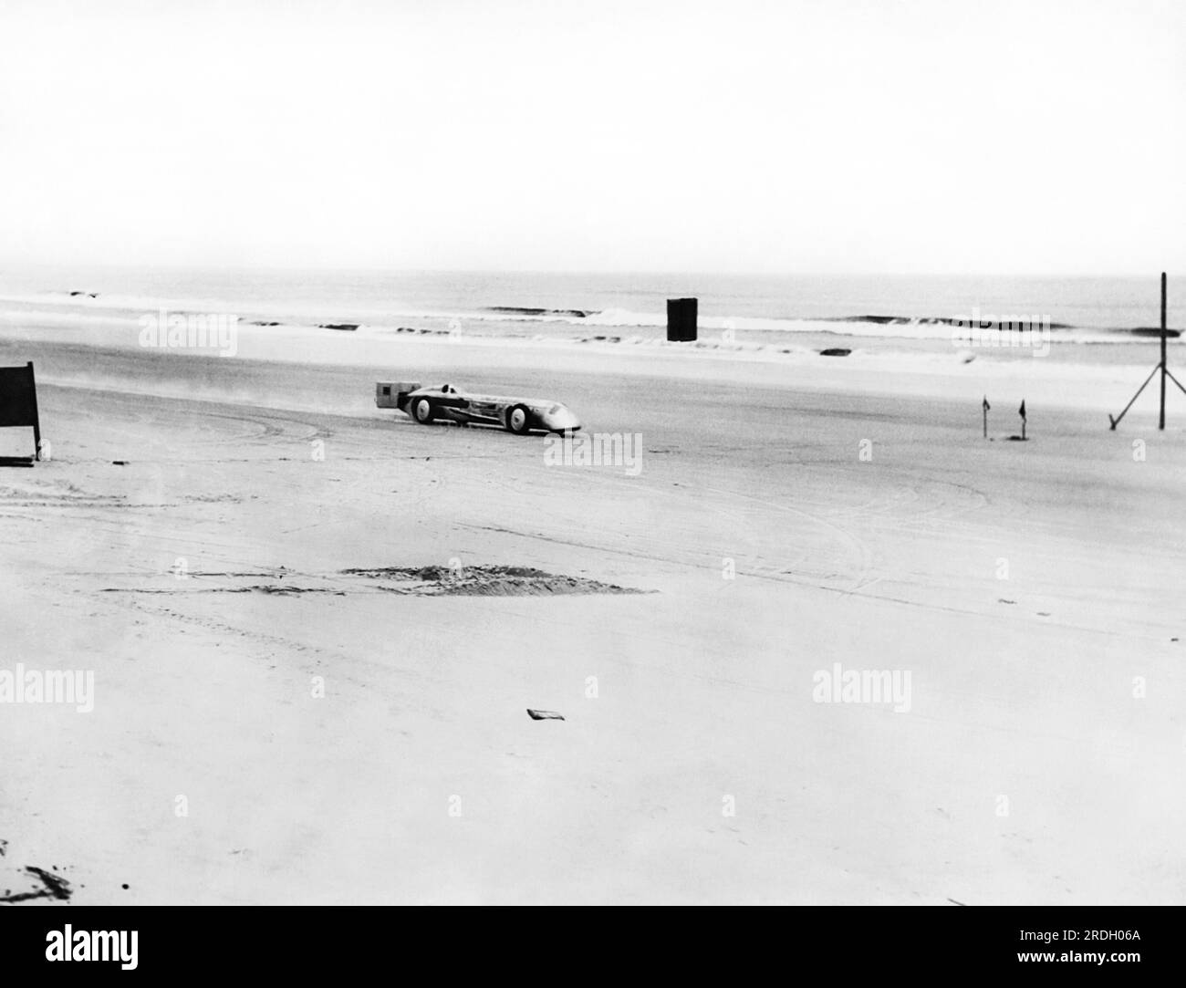 Daytona Beach, Floride : le coureur britannique Kaye Don's Silver Bullet de 1930 lors d'un essai de 175 km/h alors qu'il se prépare à battre le record de vitesse de Seagrave de 231 km/h à Daytona Beach. Banque D'Images