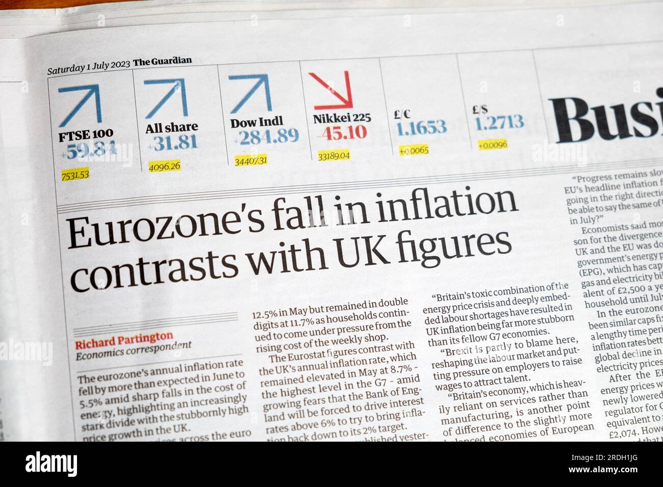 « La chute de l'inflation dans la zone euro contraste avec les chiffres britanniques » le journal Guardian titre britannique Article d'affaires de l'UE 30 juin 2023 Londres Angleterre Royaume-Uni Banque D'Images