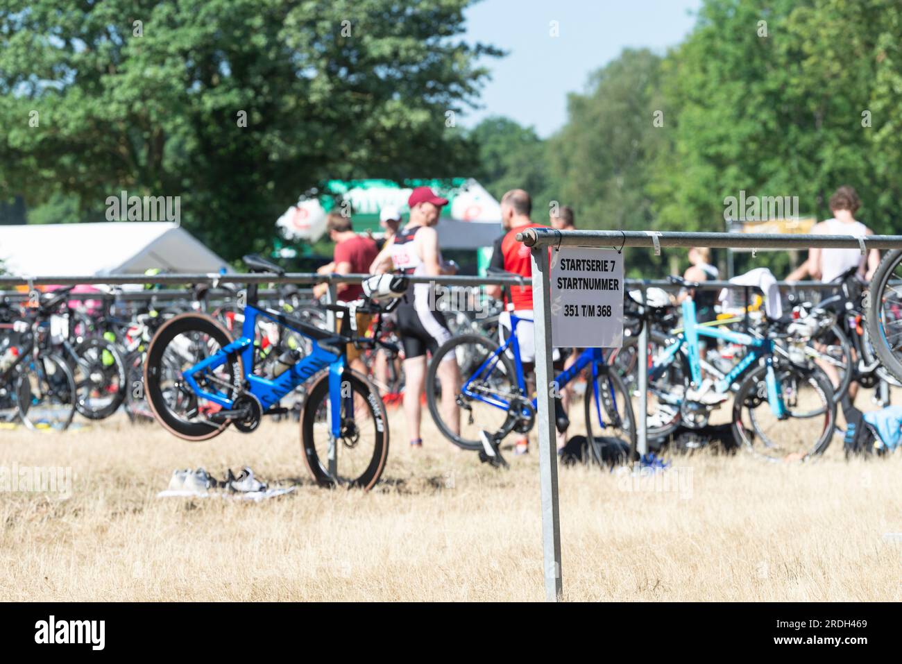 Voorst, pays-Bas - 25 juin 2023 : dans la zone de transition, les athlètes stockent leurs vélos dans des supports en fonction de leur numéro de départ. Banque D'Images