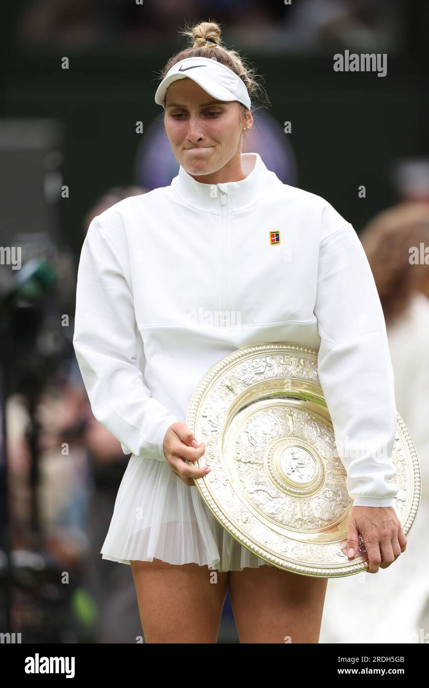 Marketa Vondrousova célèbre avoir battu ONS Jabeur lors de la finale féminine sur le court central de Wimbledon. Wimbledon Ladies final Day, Wimbledon, Londres, Royaume-Uni, le 15 juillet, 2023. Banque D'Images