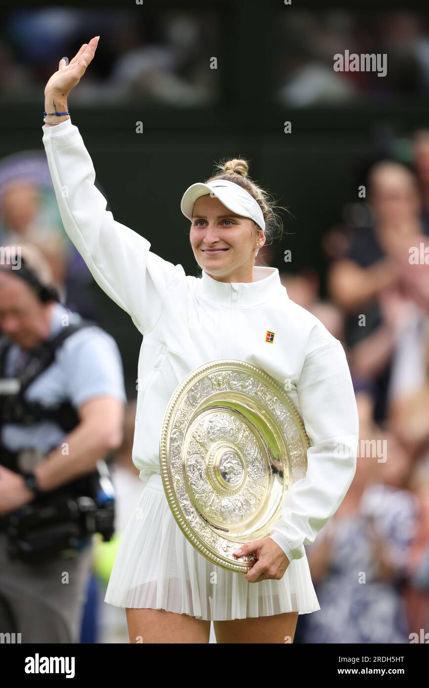 Marketa Vondrousova célèbre avoir battu ONS Jabeur lors de la finale féminine sur le court central de Wimbledon. Wimbledon Ladies final Day, Wimbledon, Londres, Royaume-Uni, le 15 juillet, 2023. Banque D'Images