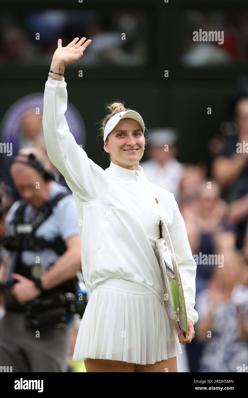Marketa Vondrousova célèbre avoir battu ONS Jabeur lors de la finale féminine sur le court central de Wimbledon. Wimbledon Ladies final Day, Wimbledon, Londres, Royaume-Uni, le 15 juillet, 2023. Banque D'Images