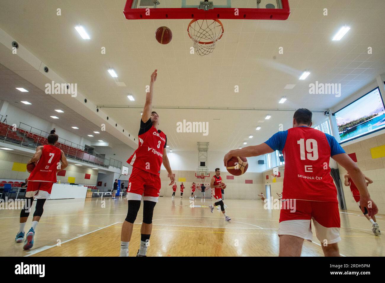 Podebrady, République tchèque. 21 juillet 2023. L'équipe masculine tchèque de basket-ball en action lors de la séance d'entraînement à Podebrady, République tchèque, le 21 juillet 2023. Photo Spencer Svejcar (centre). Crédit : Josef Vostarek/CTK photo/Alamy Live News Banque D'Images