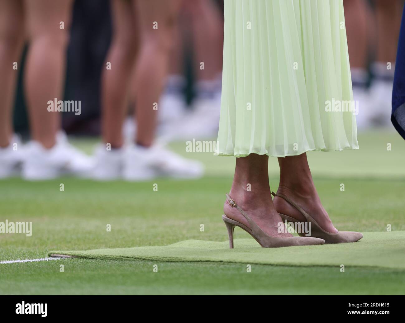 ONS Jabeur contre Marketa Vondrousova dans la finale féminine sur le court central, Wimbledon. Wimbledon Ladies final Day, Wimbledon, Londres, Royaume-Uni, le 15 juillet, 2023. Banque D'Images
